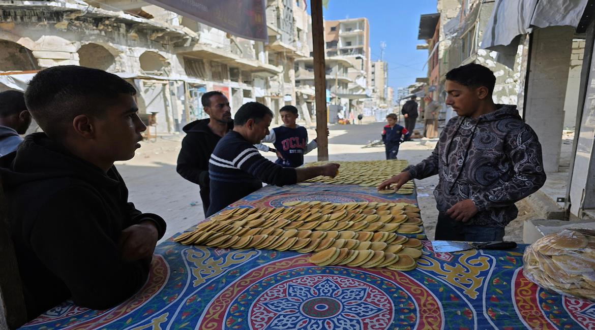  المواطن سليم البيوك، يُعدّ القطايف على الحطب بطرق بدائية، محافظًا على تقاليد رمضان منذ أكثر من 20 عامًا، في سوق كراج رفح بخان يونس جنوب قطاع غزة