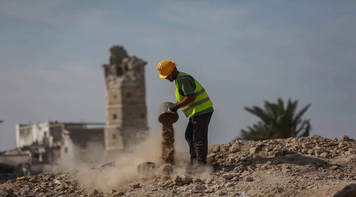 مواطنون يبدأون بأعمال ترميم في قصر الباشا التاريخي، الذي يقع في البلدة القديمة في مدينة غزة