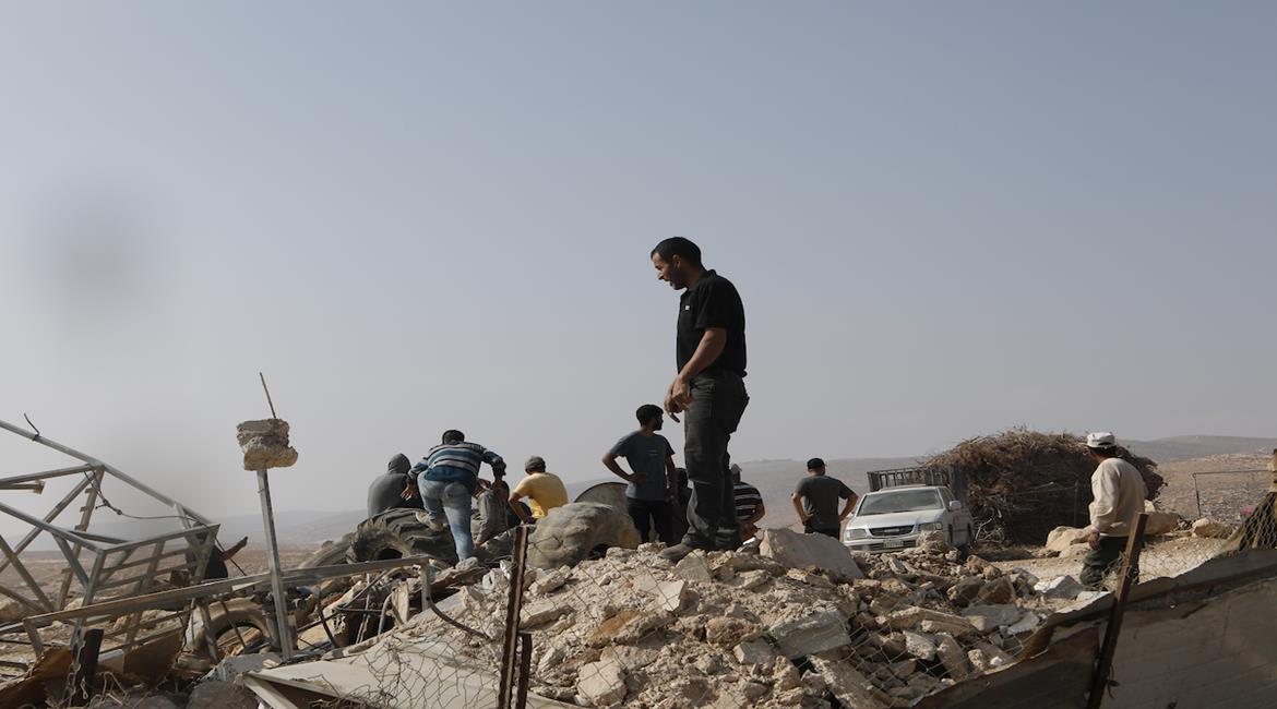 مواطنون يتفقدون منازلهم وحظائرهم المهدمة بعد أن هدمتها قوات الاحتلال بالجرافات في منطقة مسافر يطا قرب مدينة الخليل