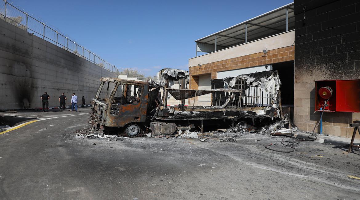 مواطنون يتفقدون مركبات وخيامًا محترقة في مخيم بدوي لتربية المواشي ومنشأة ألبان، بعد هجوم نفّذه مستعمرون غرب مدينة نابلس 