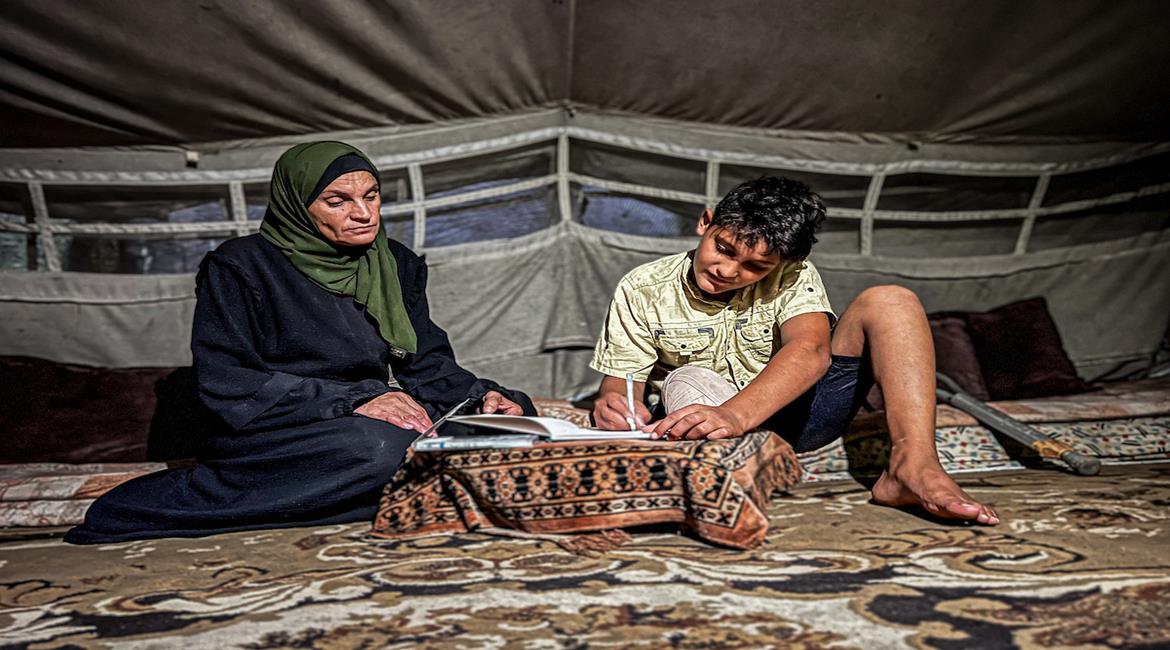 محمد طارق صالح، البالغ من العمر ثلاثة عشر عامًا، فقد إحدى ساقيه عندما قُصفت المدرسة التي لجأ إليها خلال الأيام الأولى من الحرب، يدرس في خيمة في النصيرات وسط قطاع غزة