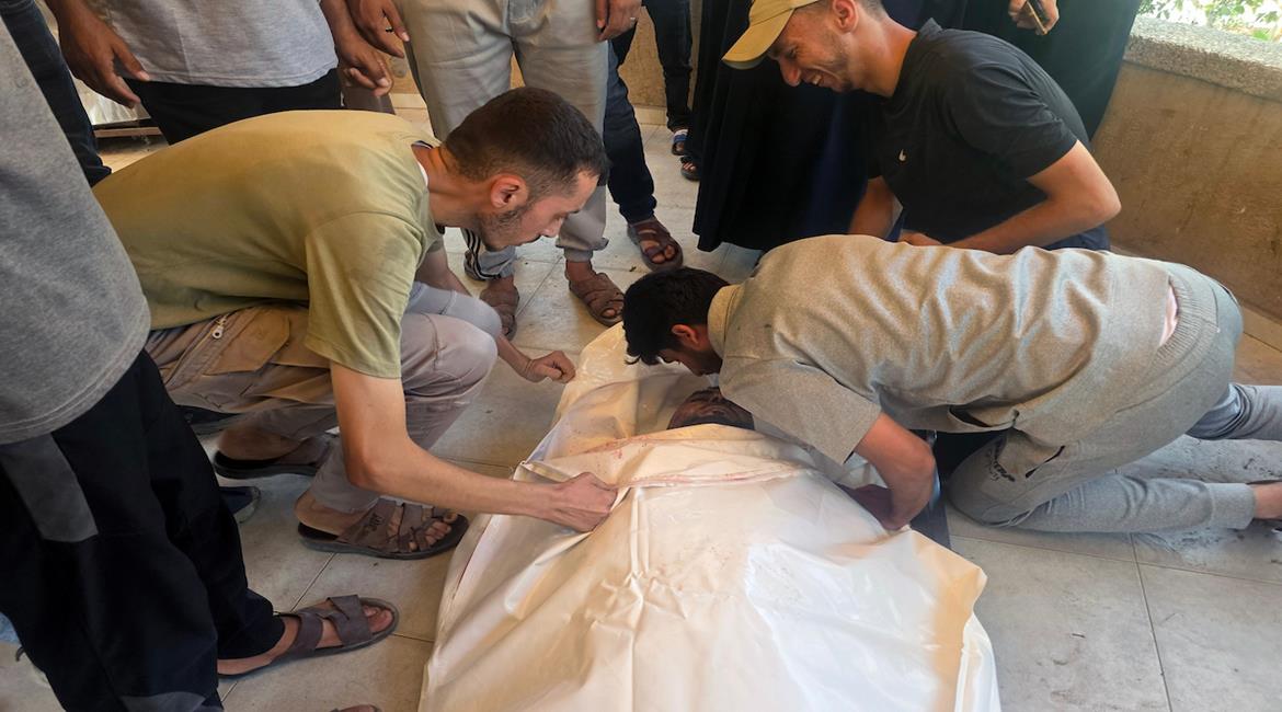 مواطنون يودعون جثمان شهيد في مجمع ناصر الطبي بخان يونس جنوب قطاع غزة