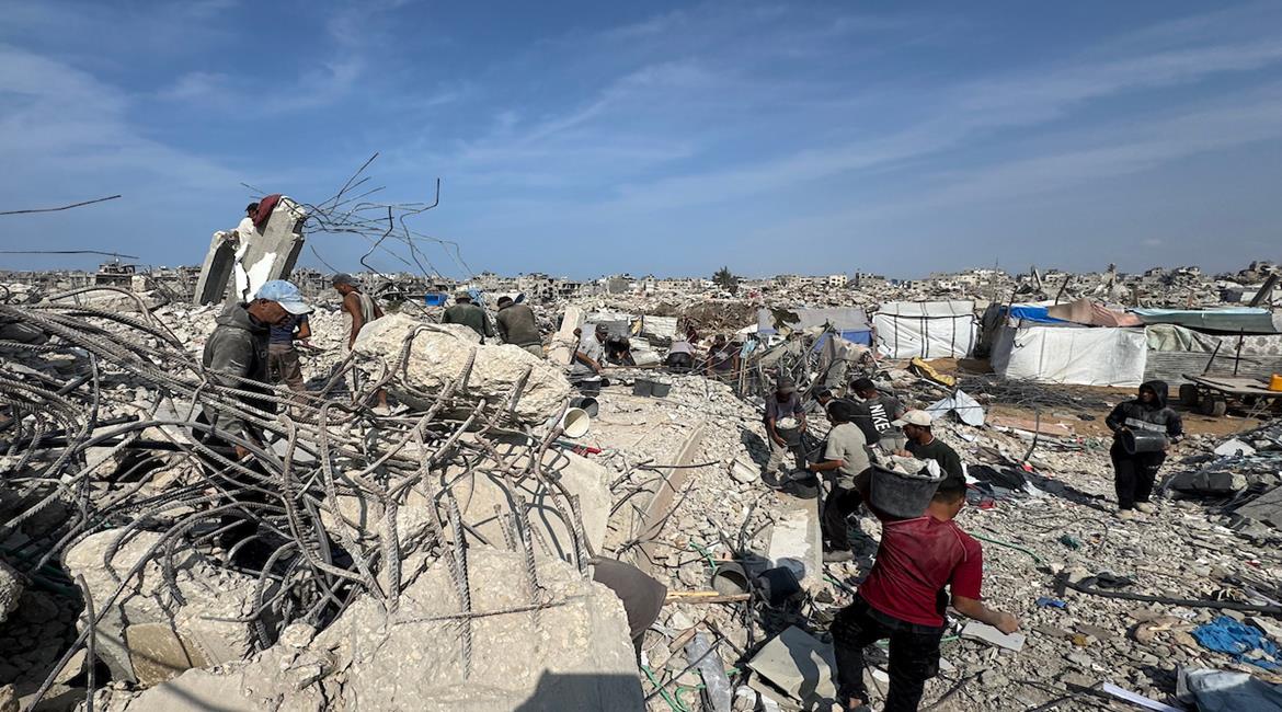 مواطنون يزيلون ركام منازلهم المدمرة لتمهيد المكان لنصب خيام تأويهم في جباليا شمال قطاع غزة