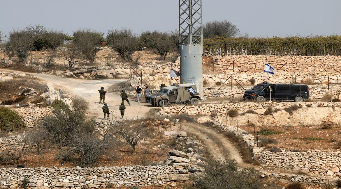 قوات الاحتلال تمنع المواطنين من الوصول الى اراضيهم المصادرة وتحتجز عدد منهم وتُجبر الآخرين على المغادرة