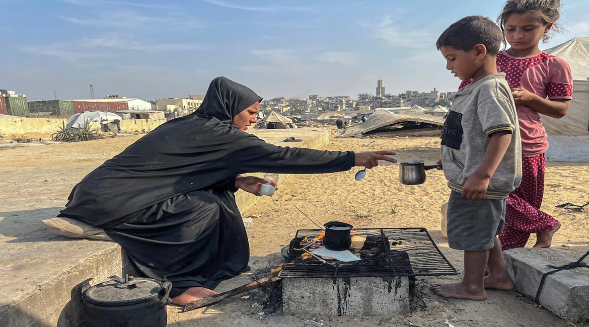 المواطنة آلاء شبات، تعيش مع أطفالها الستة في خيمة نصبت داخل مقبرة النمساوي بخان يونس جنوب قطاع غزة