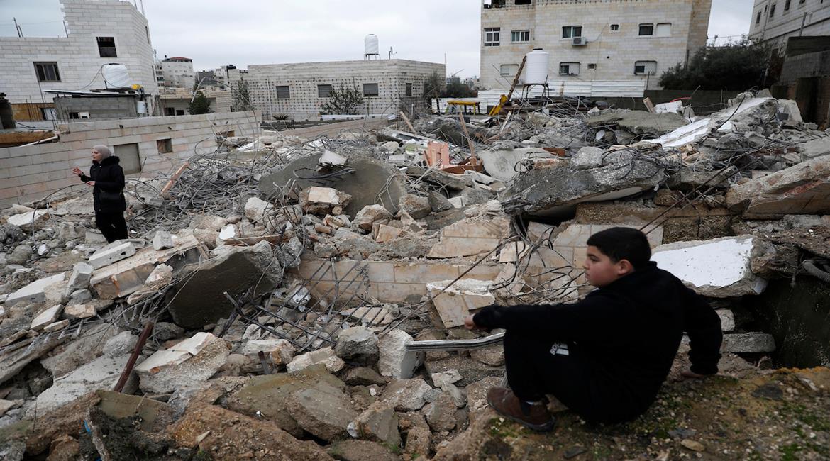 مواطنون يتفقدون ركام منزل عائلة الشهيد عمران الأطرش الذي هدمته قوات جيش الاحتلال صباح اليوم في مدينة الخليل