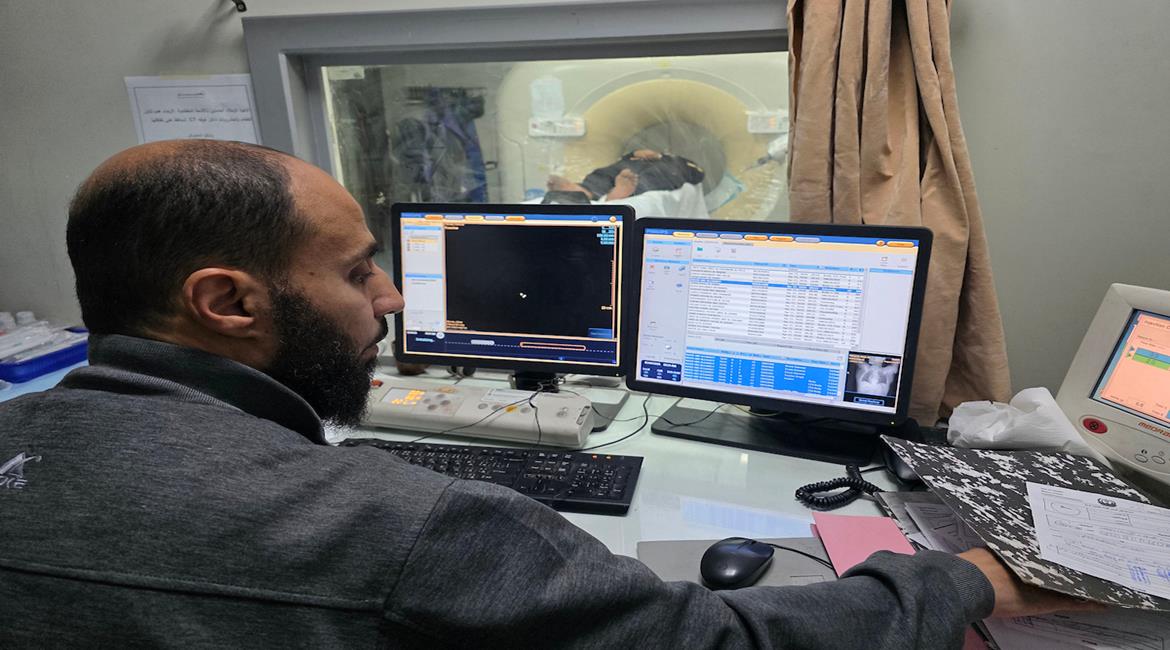 مجمع ناصر الطبي في خان يونس يحذر من تعطل جهاز الأشعة الوحيد في المجمع نتيجة الضغط الكبير على استخدامه، إذ يستقبل أكثر من 100 حالة يومياً، ويخدم نحو 900 ألف نسمة في جنوب قطاع غزة