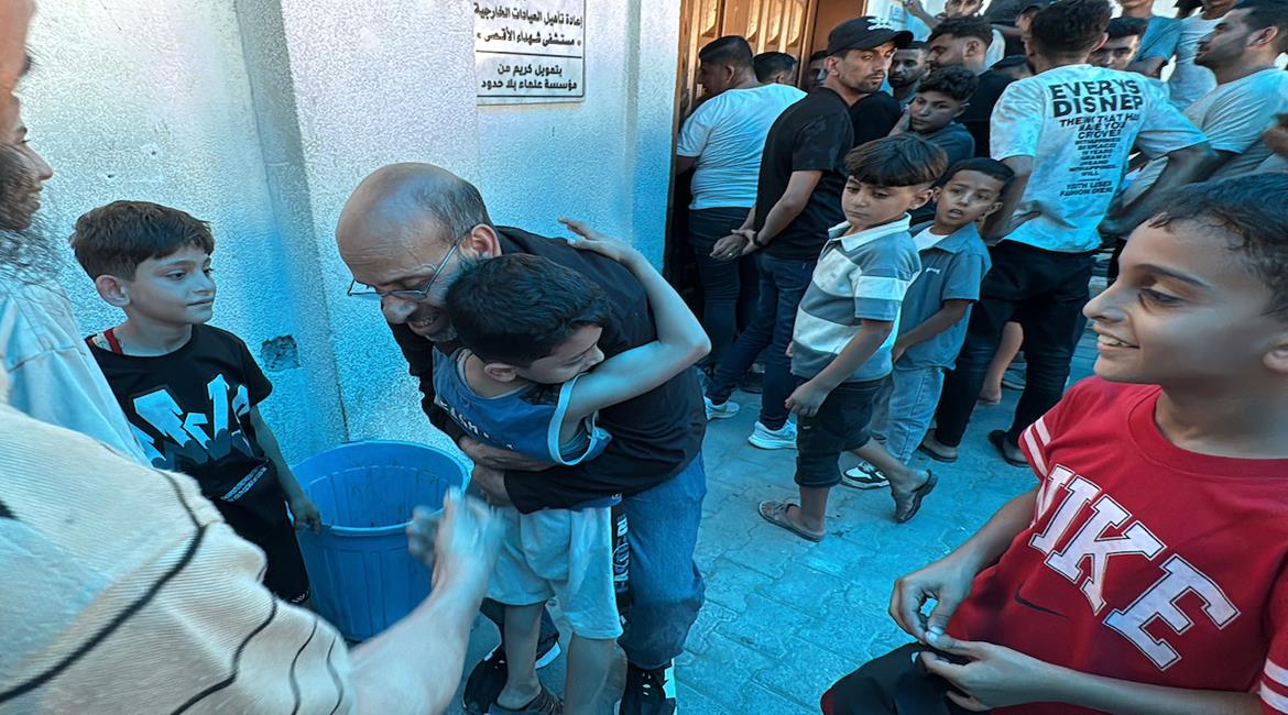 طواقم لجنة الصليب الأحمر تنقل عددا من الاسرى المفرج عنهم من سجون الاحتلال الى مستشفى شهداء الأقصى في دير البلح لتلقي الرعاية الطبية
