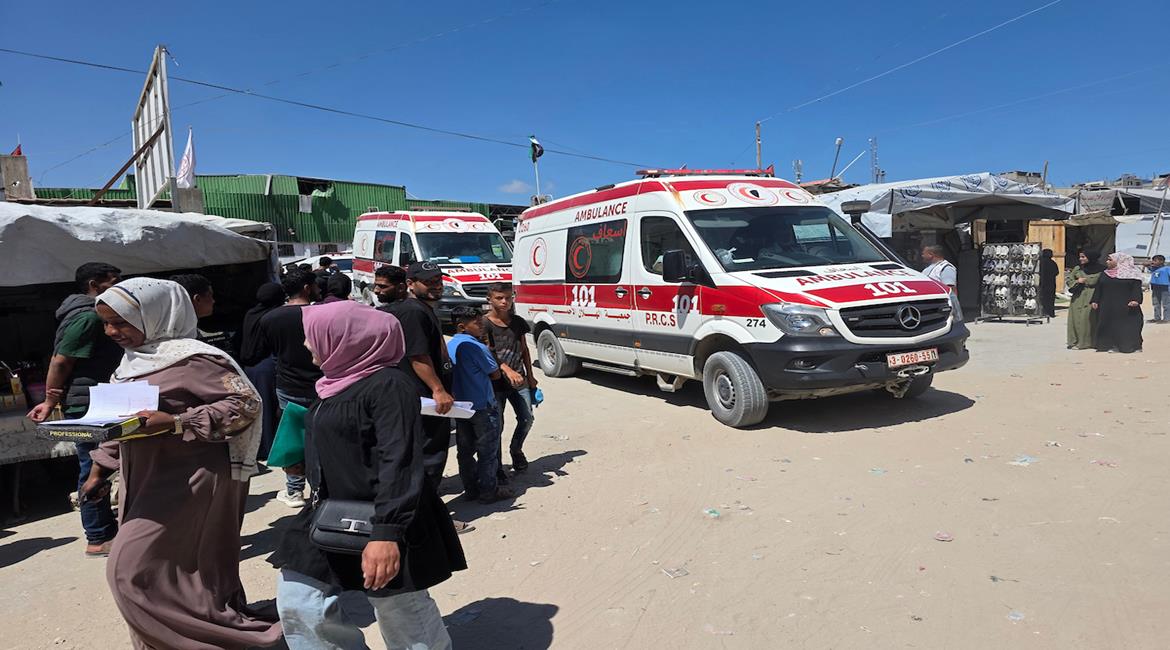  مرضى وجرحى يغادرون مقر جمعية الهلال الأحمر الفلسطيني في خان يونس جنوب قطاع غزة متجهين إلى معبر رفح لتلقي العلاج في الخارج
