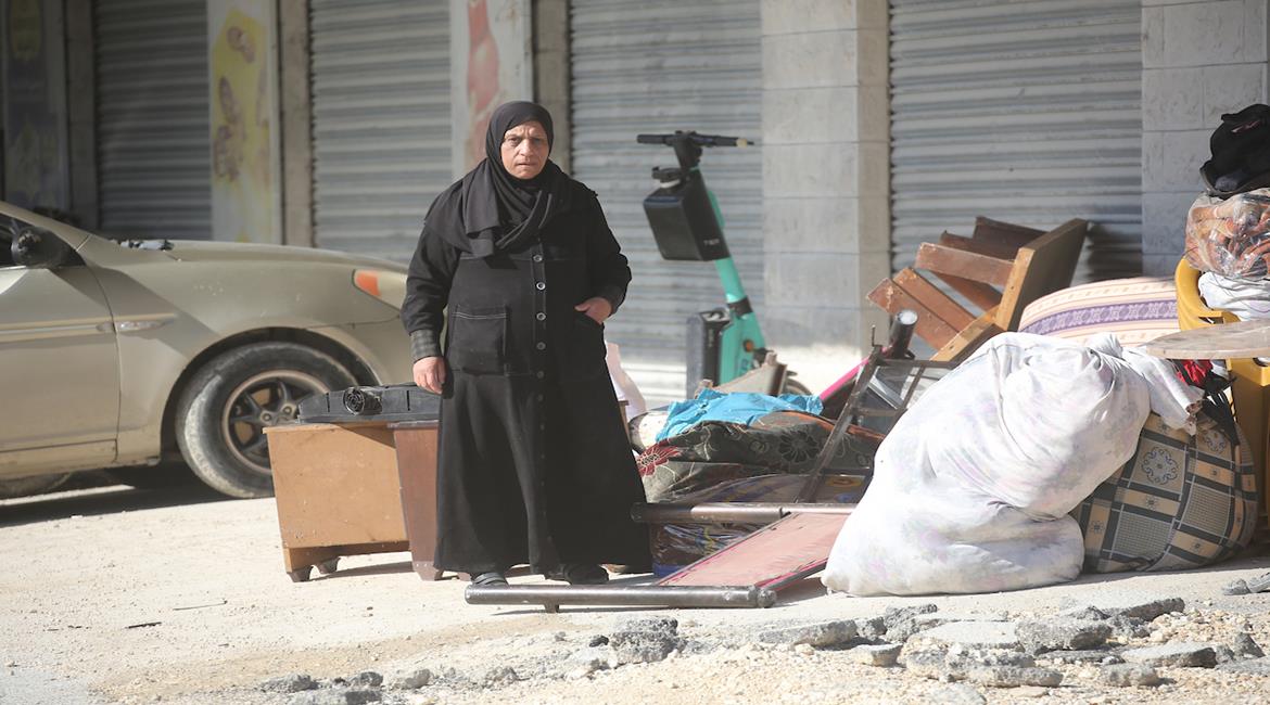 مواطنون يحملون أمتعتهم بعد إجبارهم على مغادرة منازلهم من قبل قوات الاحتلال في مخيم نور شمس شرق طولكرم