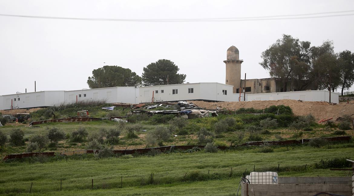 مستعمرون يقيمون منازل متنقلة ويرفعون الأعلام الإسرائيلية في مستعمرة صانور التي تم إخلاؤها عام 2005 شمال نابلس في الضفة الغربية