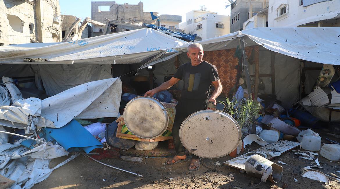 نازحون يتفقدون خيامهم بعد غارات إسرائيلية على الزيتون جنوب مدينة غزة