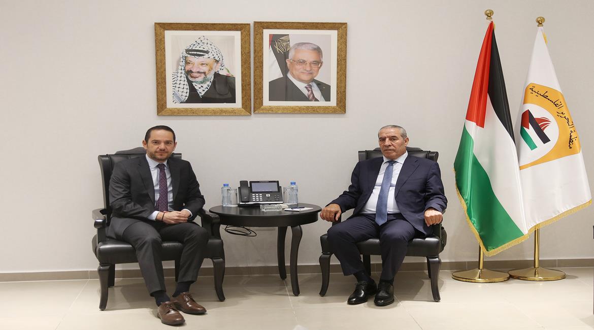 نائب رئيس دولة فلسطين، نائب رئيس اللجنة التنفيذية لمنظمة التحرير، حسين الشيخ يبحث مع القنصل الفرنسي العام نيكولا كاسيانيدس التحرك السعودي الفرنسي لعقد مؤتمر دولي للاعتراف بدولة فلسطين
