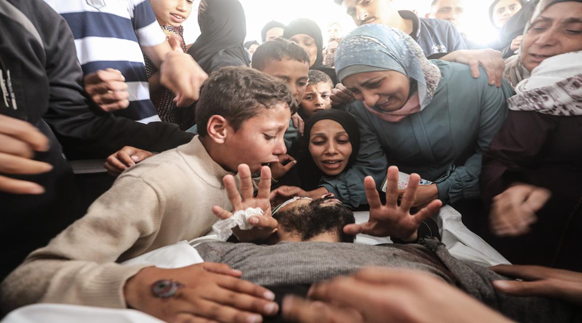 وداع وتشييع شهيدين ارتقيا في قصف إسرائيلي استهدف مواطنين في مخيم البريج للاجئين وسط قطاع غزة