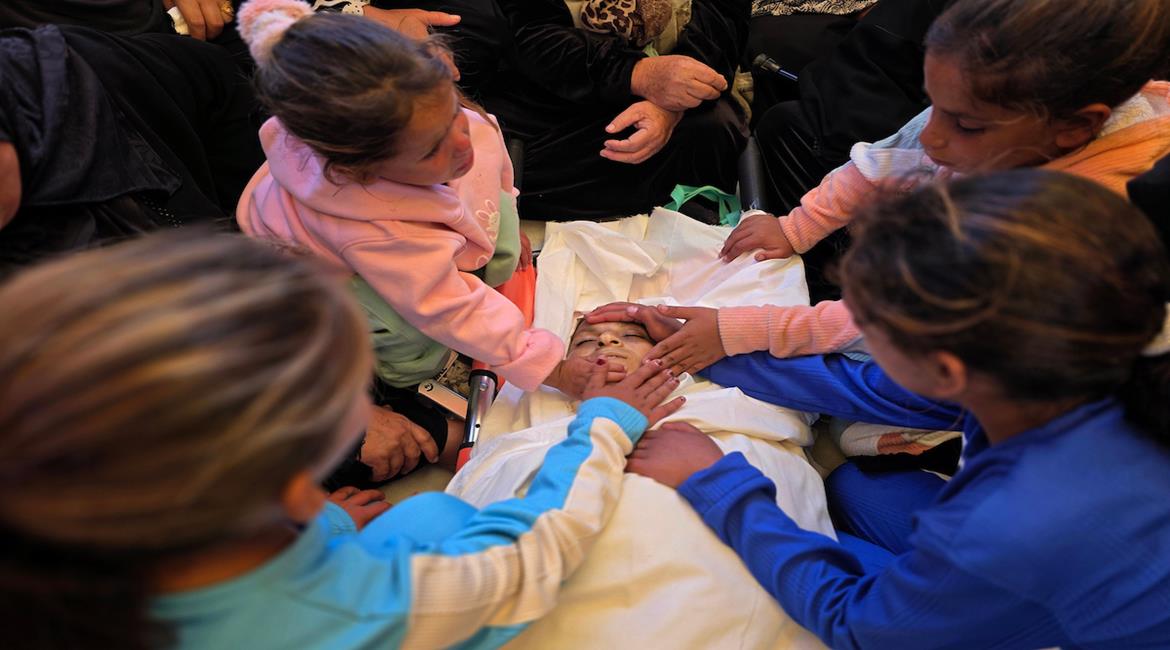 وداع الشهيدة رشا أبو جزار (40 عاما)، وهي حامل في شهرها السابع، والتي قتلت برصاص الاحتلال الإسرائيلي في منطقة المواصي بمدينة رفح جنوب قطاع غزة