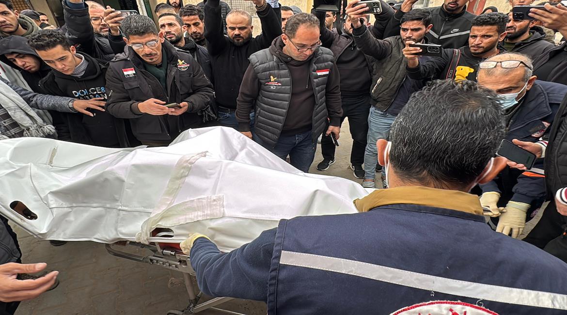 وصول أربعة شهداء، بينهم صحفي، إلى مستشفى شهداء الأقصى في دير البلح، جراء استهدافين إسرائيليين منفصلين، أحدهما شرق مخيم البريج والآخر في مدينة الزهراء وسط قطاع غزة