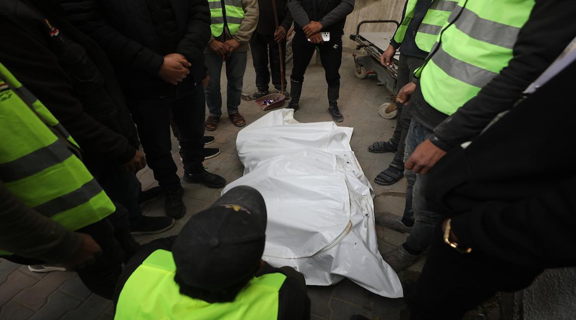 وصول جثماني شهيدين صحفيَّين  إلى مستشفى الشفاء بمدينة غزة، جراء استهداف الاحتلال لمركبة تتبع للجنة المصرية في منطقة الزهراء وسط قطاع غزة