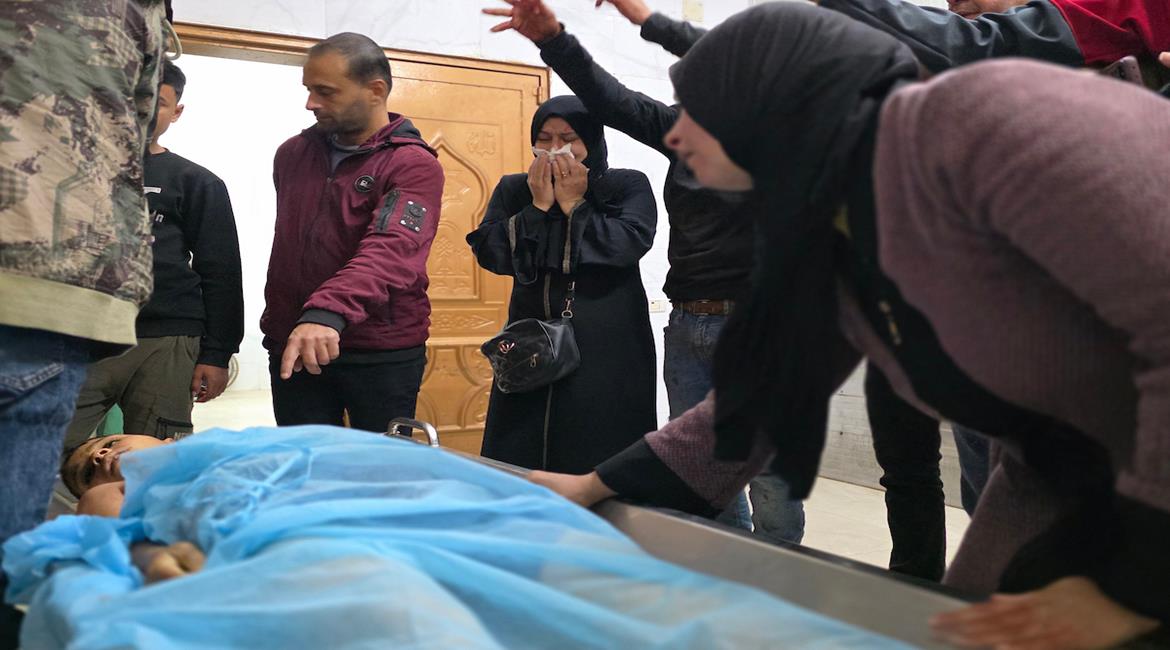 عائلة الشهيد معتصم بالله الشرفي(13 عامًا)، تودع جثمانه في مجمع ناصر الطبي بخان يونس، والذي استشهد أثناء جمعه الحطب بالقرب من دوار بني سهيلة في جنوب قطاع غزة