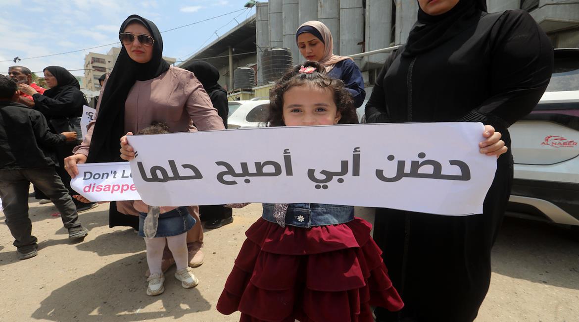 نساء عالقات في قطاع غزة ينظمن احتجاجًا في مدينة غزة للمطالبة بالسماح لهنّ بالسفر والعودة إلى أزواجهنّ في الخارج، وسط استمرار القيود على التنقل وتفاقم الأوضاع الإنسانية في القطاع