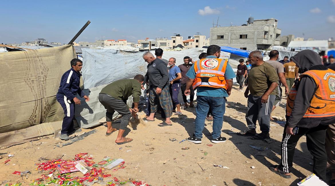 مواطنون يتفقدون موقع غارة إسرائيلية استهدفت خيمة في منطقة المواصي بخان يونس جنوب قطاع غزة