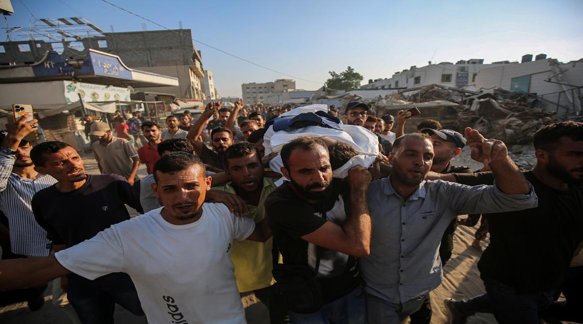 مواطنون يشيعون جثمان الشهيد الصحفي تامر الزعانين في مدينة غزة
