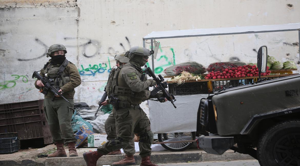 قوات الاحتلال الإسرائيلي خلال اقتحامها مخيم العين غرب مدينة نابلس