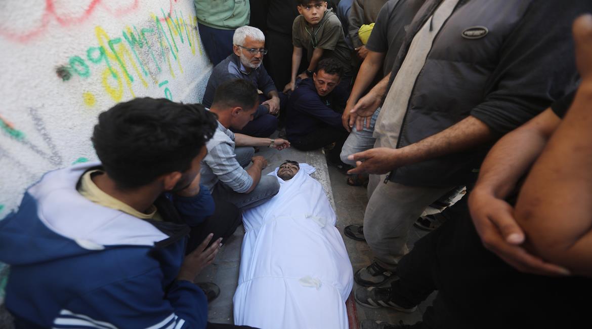 مواطنون يودّعون جثمان شهيد في مستشفى الشفاء بمدينة غزة، ارتقى جراء استهداف طائرة مسيّرة إسرائيلية لمجموعة من المواطنين في بلدة جباليا شمال قطاع غزة