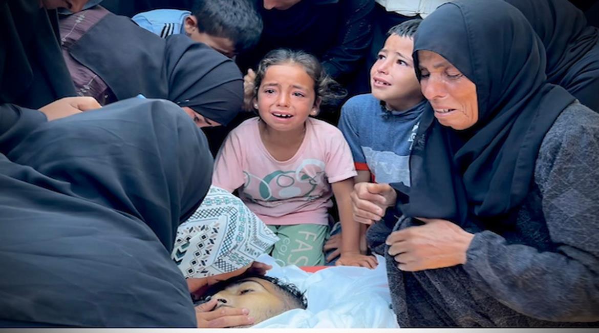وداع وتشييع عدد من الشهداء من بينهم أطفال في مستشفى ناصر الطبي في خان يونس جنوب قطاع غزة