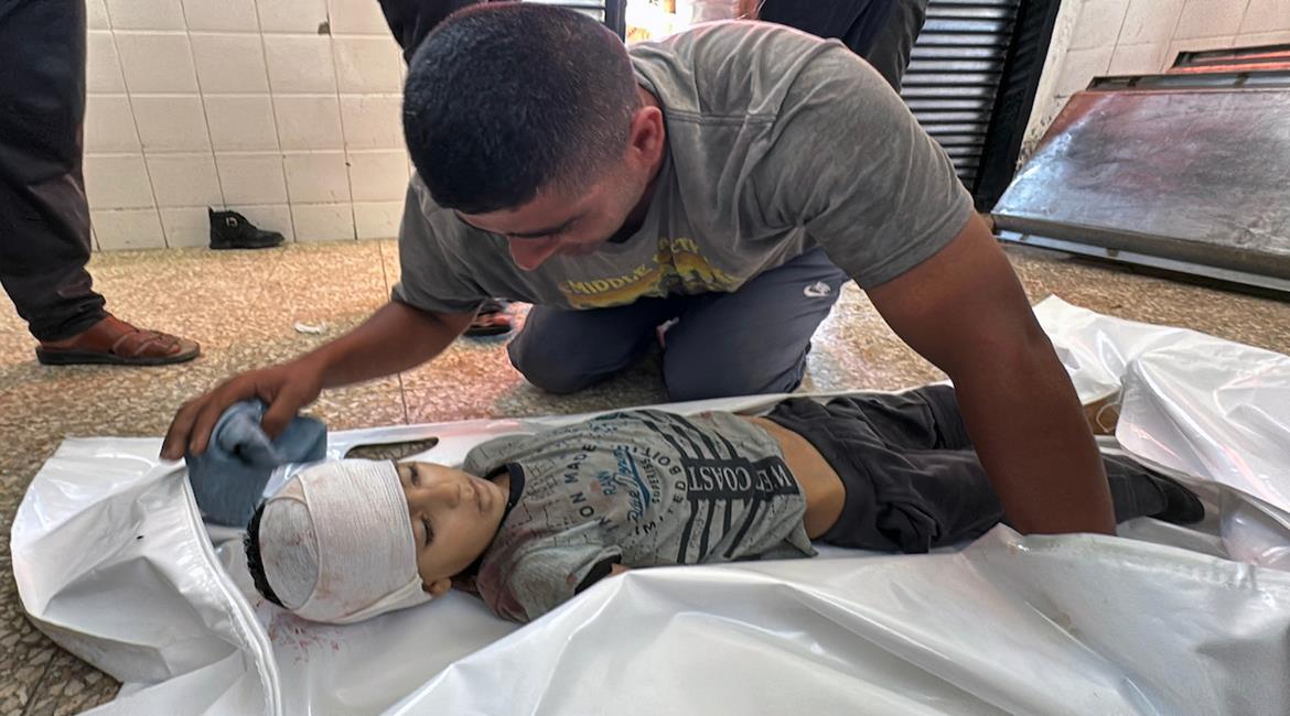 وداع وتشييع جثمان طفل ارتقى في غارة إسرائيلية وسط قطاع غزة، بمستشفى شهداء الأقصى في دير البلح