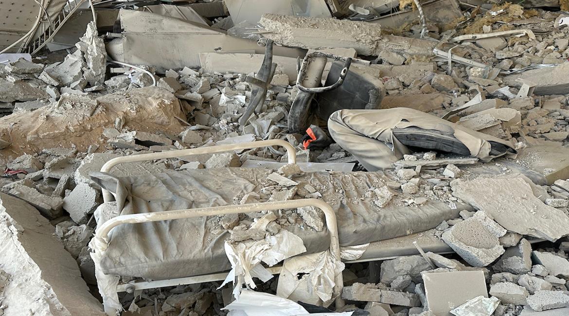 مواطنون يتفقدون الدمار في مستشفى الرنتيسي في حي النصر بمدينة غزة، بعد انسحاب القوات الإسرائيلية ووقف إطلاق النار في القطاع