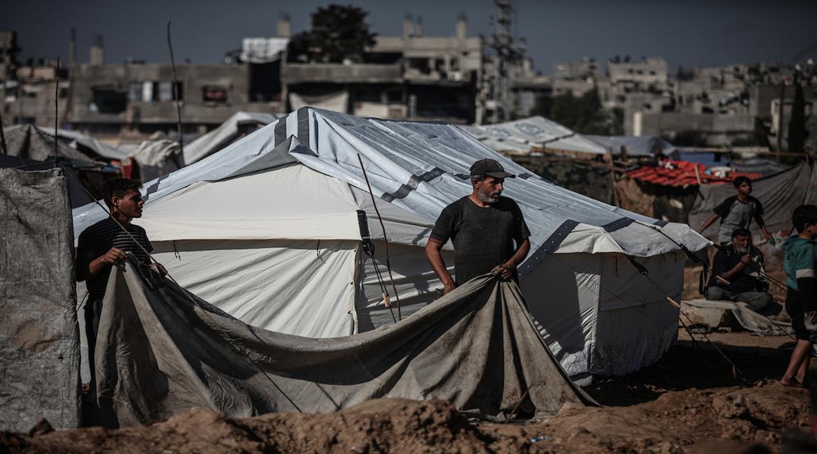 غزة - النازحون في الخيام يواصلون حياتهم اليومية في ظروف معيشية صعبة وأجواء الشتاء الباردة في مدينة غزة