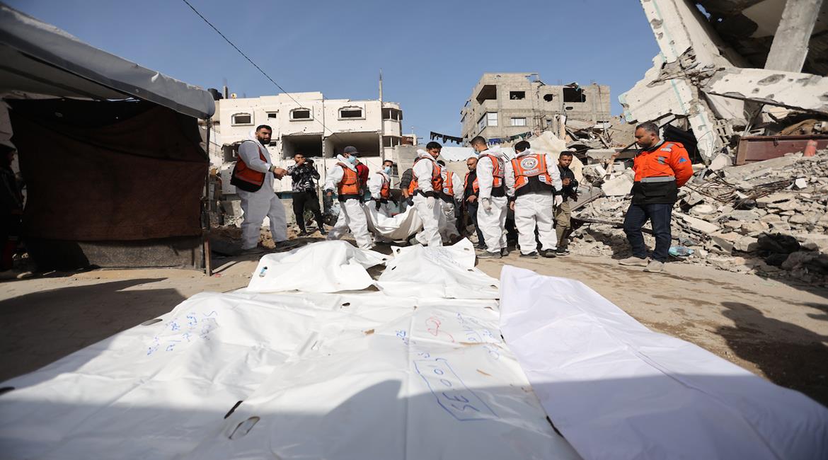 نقل رفات قرابة 50 شهيدا دفنوا خلال العدوان الإسرائيلي في ساحات مسجد صلاح الدين في حي الزيتون جنوب مدينة غزة، إلى مقابر رسمية