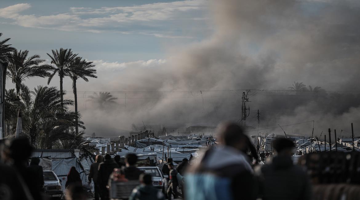 دخان يتصاعد جراء القصف الاسرائيلي الذي استهدفت منطقة قرب مخيم للنازحين في دير البلح وسط قطاع غزة