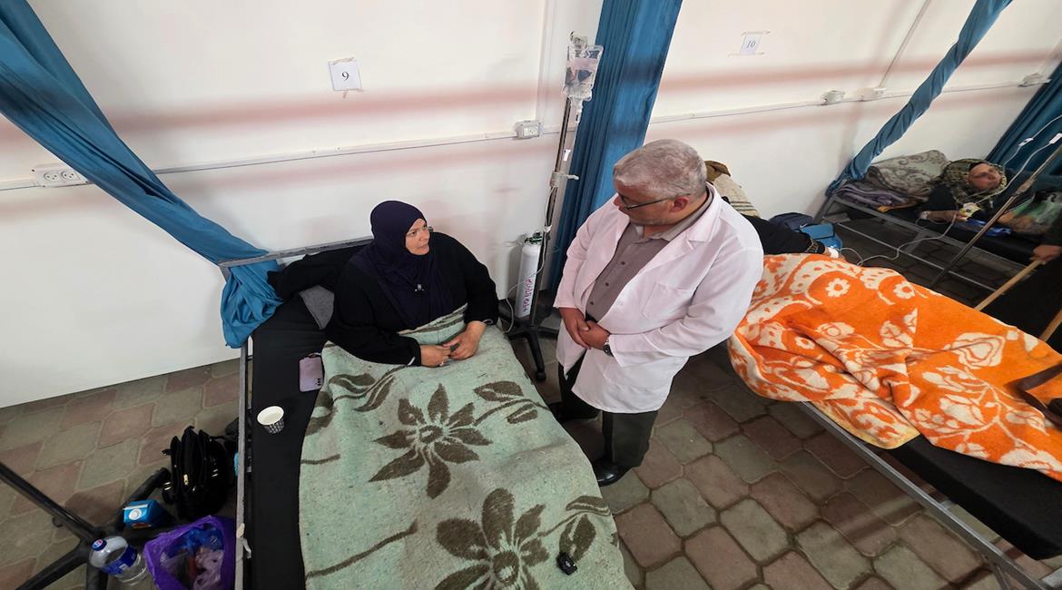 يتلقى مرضى السرطان العلاج في مرافق طبية تعاني من نقص حاد في الأدوية والمستلزمات الطبية، وسط تحذيرات من تدهور النظام الصحي وتضاؤل ​​الإمدادات، في مستشفى ناصر بخان يونس، جنوب قطاع غزة