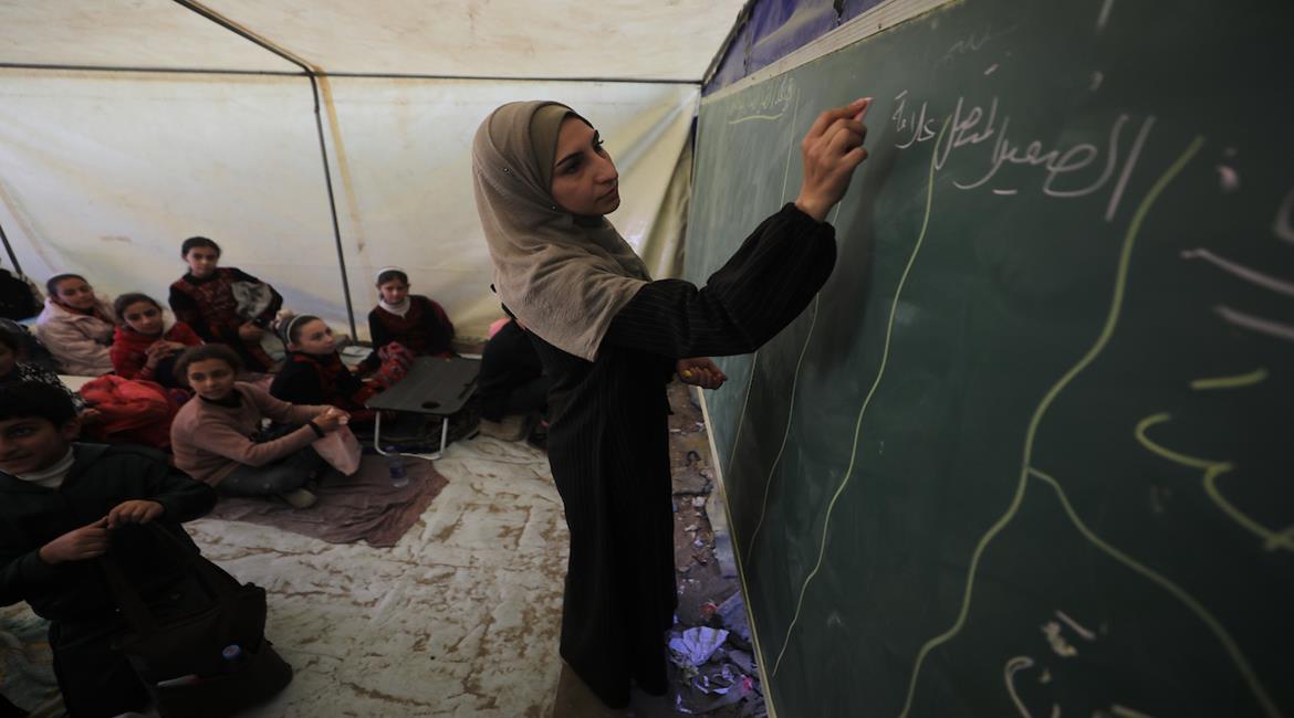 أطفال يتلقّون دروسهم داخل خيمة في مدينة غزة، بعد أن دمّر الاحتلال معظم مدارس قطاع غزة