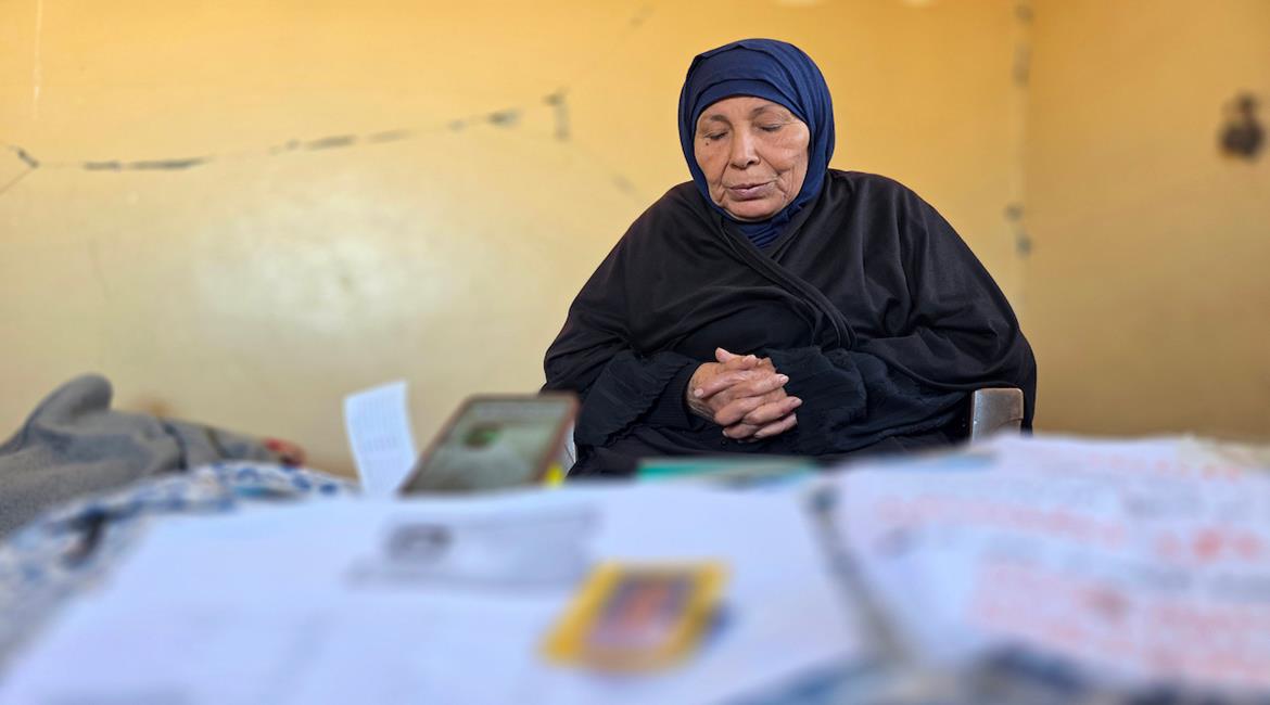 المسنة زهر شراب، تنتظر معرفة مصير ابنها المفقود محمد شراب، من ذوي الاحتياجات الخاصة، بعد تداول مستعمرين صورة له على مواقع التواصل الاجتماعي مرفقة بعبارة مسيئة