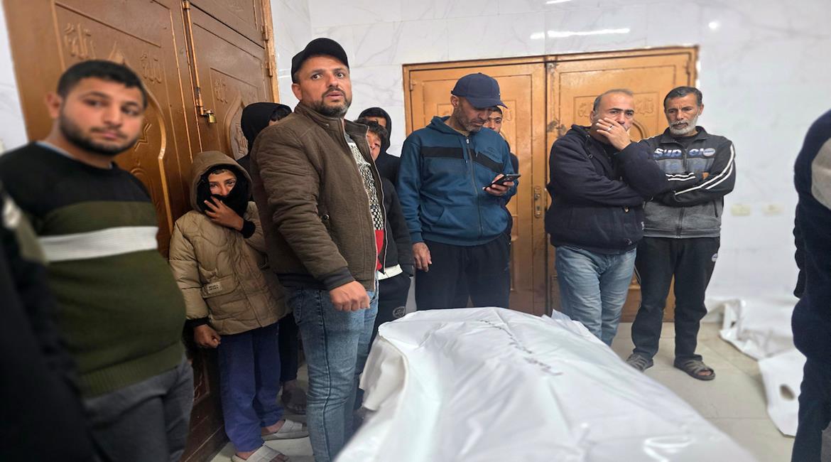 مواطنون يوّدعون جثمان الشهيد حسن عبد الرحمن اللحام (45 عامًا) في مستشفى ناصر الطبي، بعد استشهاده برصاص الجيش الإسرائيلي في خان يونس جنوب قطاع غزة