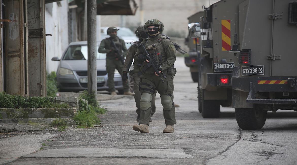  قوات الاحتلال خلال اقتحامها مدينة نابلس، ومداهمة عدة منازل، وسط انتشار واسع في المنطقة وإطلاق قنابل الغاز