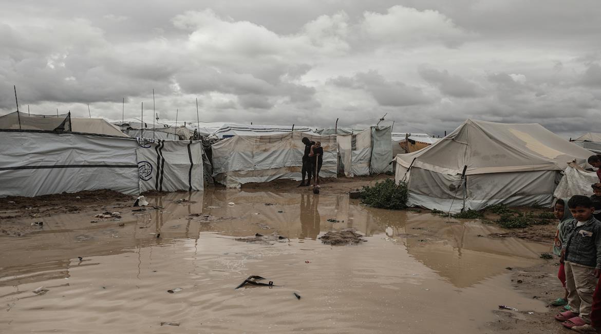 مواطنون نازحون يكافحون لمواصلة حياتهم ، في ظل ظروف معيشية تزداد صعوبة مع البرد الشديد والأمطار الغزيرة التي غمرت مساكنهم المؤقتة، في مخيم البريج بوسط قطاع غزة
