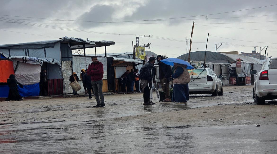 يعاني النازحون من ظروف معيشية قاسية، تتفاقم بفعل البرد القارس والأمطار الغزيرة التي أغرقت خيامهم، في خان يونس جنوب قطاع غزة