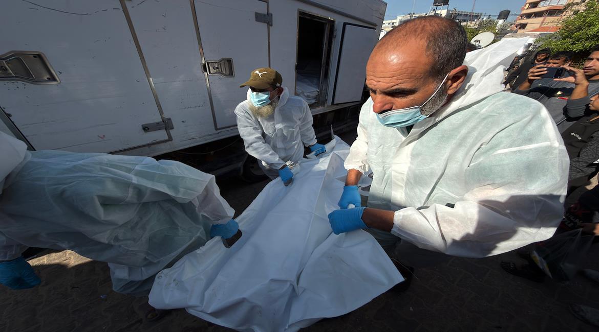  الصليب الأحمر ينقل جثامين شهداء كان يحتجزها الاحتلال الإسرائيلي إلى مستشفى ناصر في خان يونس جنوب غزة