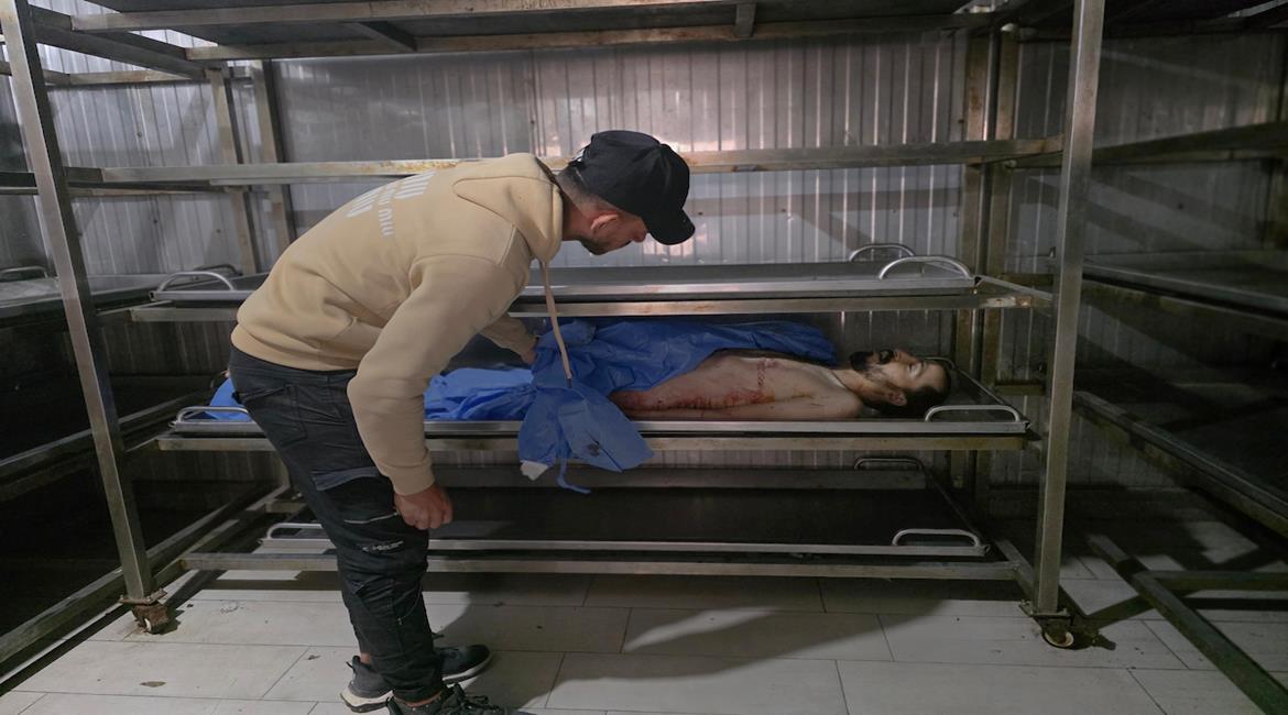 وصول جثمان الشاب أمجد الجرف، الذي استُشهد برصاص الاحتلال الإسرائيلي، إلى مستشفى ناصر في خان يونس جنوب قطاع غزة