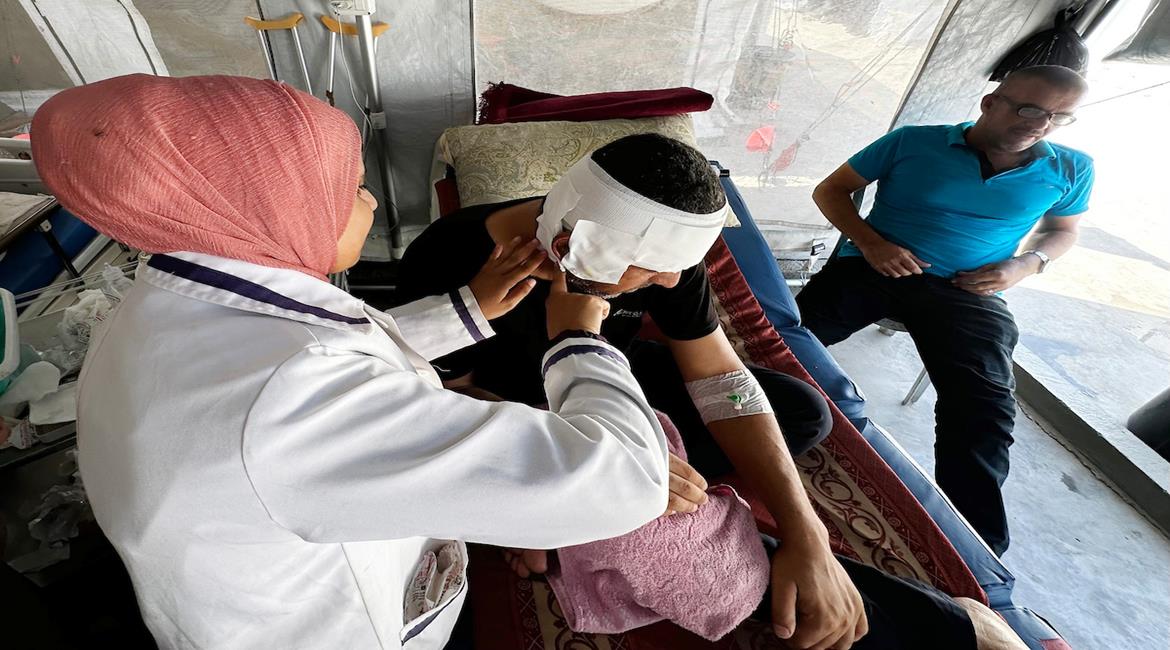 الصحفي الفلسطيني حاتم عمر، مصور وكالة رويترز، يتلقى الرعاية الطبية في مجمع ناصر الطبي في خان يونس جنوب قطاع غزة، عقب الاستهداف الإسرائيلي المباشر للصحفيين في المستشفى.