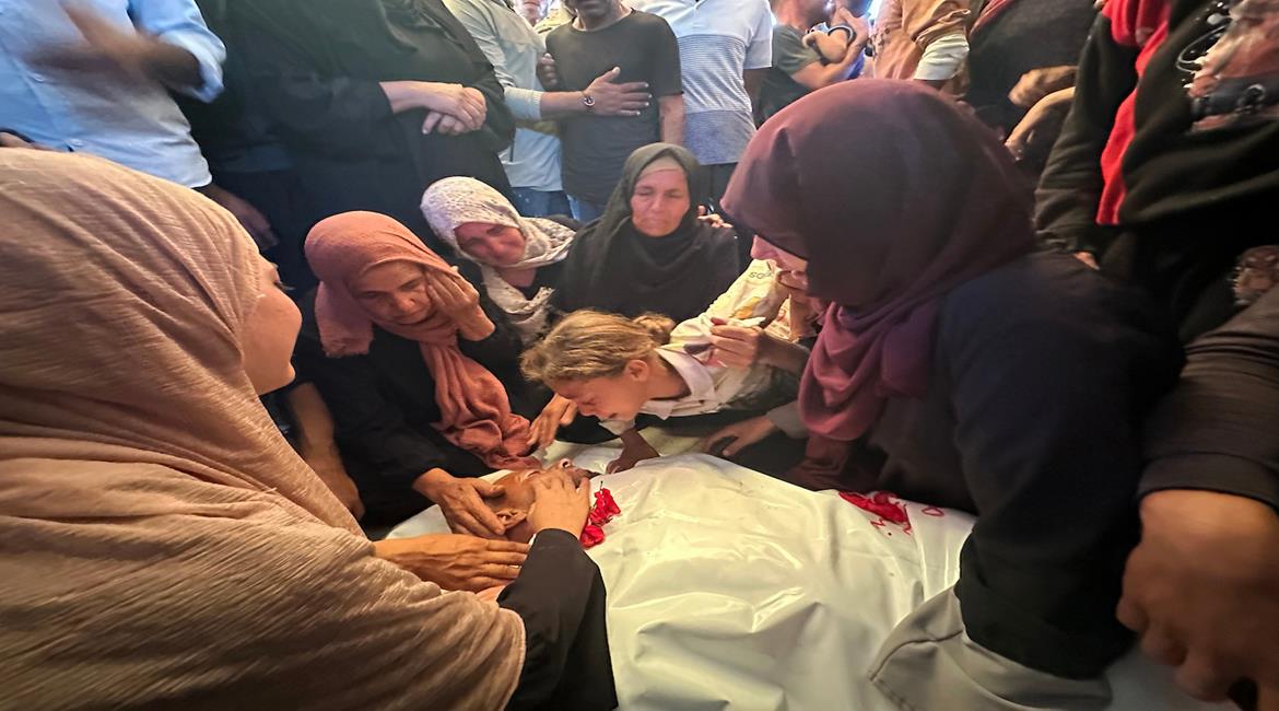 وداع وتشييع عدد من شهداء القصف الإسرائيلي في مستشفى ناصر في خانيونس جنوب قطاع غزة