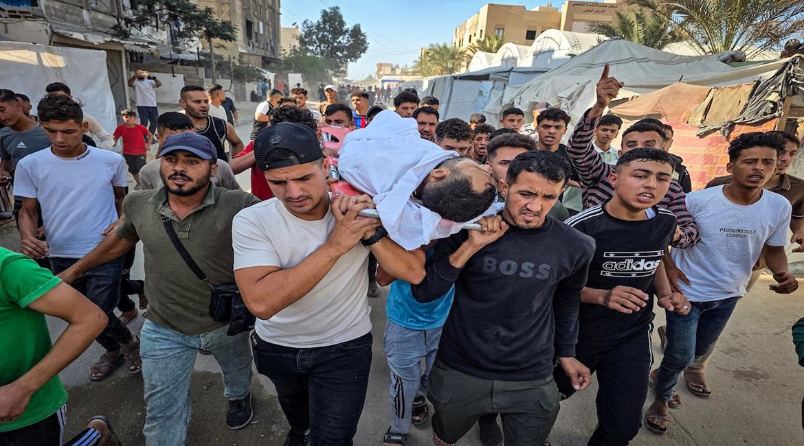 مواطنون يشييعون جثمان شهيد بمدينة خان يونس جنوب قطاع غزة، بعد استشهاده جراء غارة إسرائيلية استهدفت سطح مدرسة تؤوي نازحين