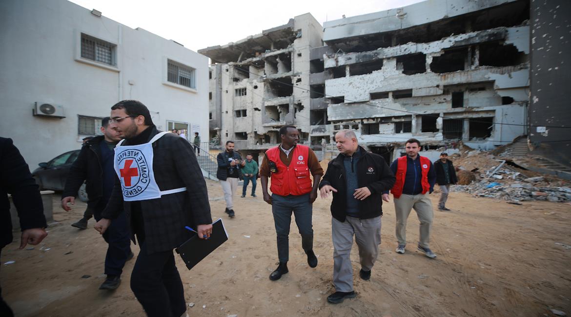  الصليب الأحمر ينقل جثامين 15 شهيدًا، كان يحتجزها الاحتلال الإسرائيلي إلى مجمع الشفاء الطبي في مدينة غزة