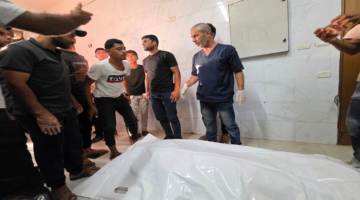 مسعفون ينقلون جثمان شهيد وعدداً من المصابين إلى مجمع ناصر الطبي في خان يونس بعد غارة جوية إسرائيلية استهدفت خيمة تؤوي نازحين غربي المدينة