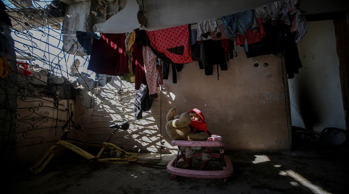  عائلة بدوان تعيش في منزل مدمّر بعد أن دمر الجيش الإسرائيلي منزلهم خلال العمليات العسكرية في جباليا شمالي قطاع غزة