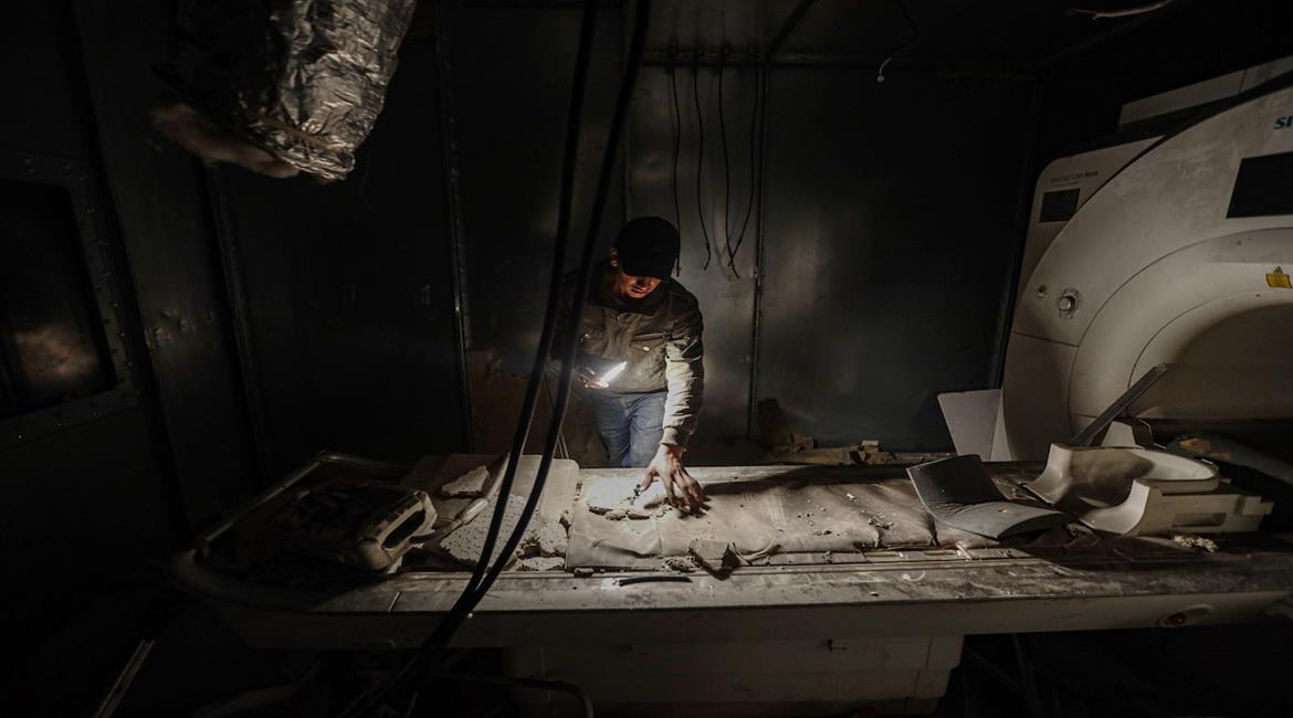 يفتقر مستشفى الشفاء في غزة إلى المعدات الطبية، لا سيما جهاز التصوير بالرنين المغناطيسي، بعد أن دمّر جيش الاحتلال معظم المعدات خلال الحرب على غزة