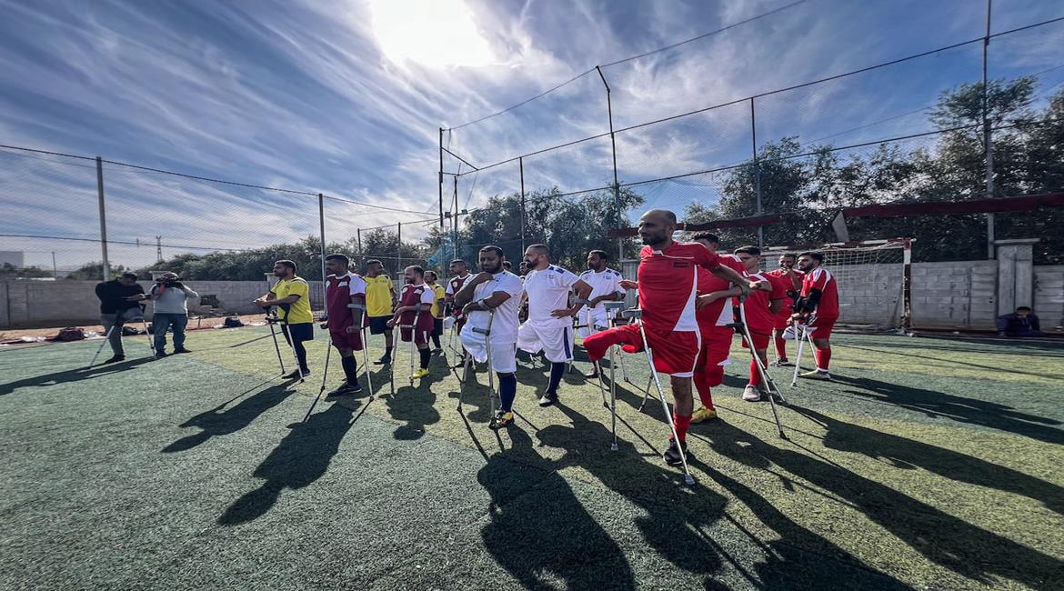 رياضيون غزيون من مبتوري الأطراف يشاركون في بطولة الأمل لكرة القدم التي نظمتها جمعية دنيز فينيري واتحاد كرة القدم الفلسطيني لمبتوري الأطراف في دير البلح